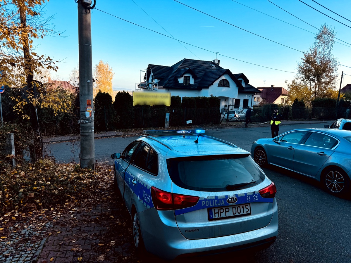 Umundurowani policjanci w odblaskowych kamizelkach kierujacy ruchem w okolicach cmentarza