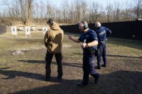 Trening strzelecki dąbrowskich policjantów