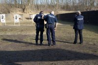 Trening strzelecki dąbrowskich policjantów