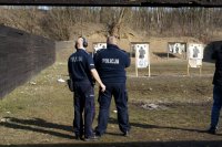 Trening strzelecki dąbrowskich policjantów