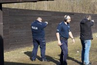 Trening strzelecki dąbrowskich policjantów