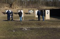 Trening strzelecki dąbrowskich policjantów