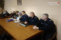 Policjanci na spotkaniu w salce parafialnej z seniorami