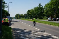 Policjant zatrzymuje do kontroli pojazd