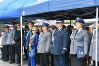 Zaproszeni gości stojący w szeregu pod niebieskim namiotem. Na pierwszym planie Dyrektor Biura Logistyki Komendy Głównej Policji insp. Małgorzata Borowik, Komendant Wojewódzki Policji w Katowicach nadinsp. Krzysztof Justyński, Zastępca Komendanta Wojewódzkiego Policji w Katowicach insp. Piotr Kucia.