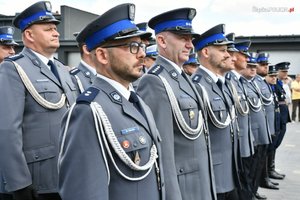 Stojący w szeregu policjanci z Komendy Miejskiej Policji w Dąbrowie Górniczej.