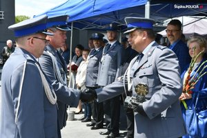 Przedstawiciel terenowych związków policji ściska dłoń Zastępcy Komendanta Wojewódzkiego Policji w Katowicach.