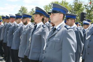 Stojący w szeregu policjanci z Komendy Miejskiej Policji w Dąbrowie Górniczej.