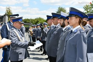 Komendant Miejski Policji w Dąbrowie Górniczej insp. mgr Artur Klimek wręcza akty mianowania.