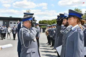 Komendant Miejski Policji w Dąbrowie Górniczej insp. mgr Artur Klimek wręcza akty mianowania.