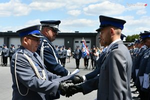 Komendant Miejski Policji w Dąbrowie Górniczej insp. mgr Artur Klimek wręcza akty mianowania.