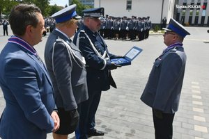 Komendant Wojewódzki Policji w Katowicach wręcza symboliczny klucz Komendantowi Miejskiemu Policji w Dąbrowie Górniczej w obecności Dyrektor Biura Logistyki Komendy Głównej Policji insp. Małgorzata Borowik oraz Prezydenta Miasta Dąbrowa Górnicza Marcina Bazylaka.