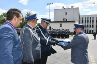 Komendant Wojewódzki Policji w Katowicach wręcza symboliczny klucz Komendantowi Miejskiemu Policji w Dąbrowie Górniczej w obecności Dyrektor Biura Logistyki Komendy Głównej Policji insp. Małgorzata Borowik oraz Prezydenta Miasta Dąbrowa Górnicza Marcina Bazylaka.