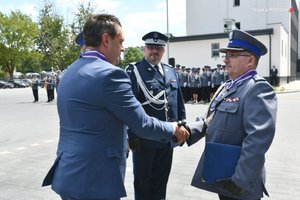 Burmistrz Miasta Dąbrowa Górnicza gratuluje Komendantowi Miejskiemu Policji w Dąbrowie Górniczej w obecności Komendanta Wojewódzkiego Policji w Katowicach nadinsp. Krzysztofa Justyńskiego.