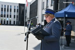 Dyrektor Biura Logistyki Komendy Głównej Policji insp. Małgorzata Borowik odczytuje list Komendanta Głównego Policji gen. insp. Jarosława Szymczyka kierowanego do dąbrowskich stróżów prawa.