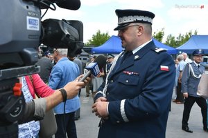 Komendant Wojewódzki Policji w Katowicach nadinsp. Krzysztof Justyński udziela wywiadu do mediów.