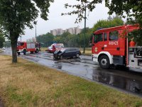 Pojazd bojowy Straży Pożarnej, w tle uszkodzony opel