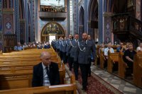 Policjanci i ich rodziny w trakcie uroczystej mszy św. z okazji Święta Policji w dąbrowskim sanktuarium