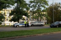 Umundurowani policjanci w rejonie dąbrowskiej szkoły