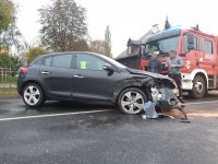 Groźne zdarzenie na ul. Sobieskiego w Dąbrowie Górniczej. Clio dachowało w wejściu do tunelu dla pieszych