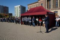 Policjanci i goście na Placu Wolności