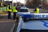 Policjanci WRD KMP Dąbrowa Górnicza w trakcie wykonywania czynności służbowych na miejscu potrącenia pieszych w Dąbrowie Górniczej - Łośniu