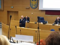 Policjant wygłasza wykład podczas konferencji.