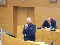 Policjant wygłasza wykład podczas konferencji.