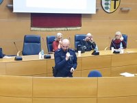 Policjant wygłasza wykład podczas konferencji.