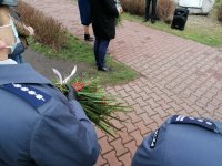 Uroczystości upamiętniające Dzień Pamięci Ofiar Zbrodni Katyńskiej. Umundurowani policjanci, strażacy i władze miasta składający kwiaty przy obelisku poświęconym Ofiarom Zbrodni Katyńskiej.