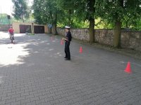 Policjant i chłopiec zdający egzamin na kartę rowerową.