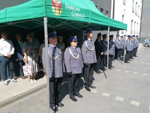 Zdjęcia przedstawiają umundurowanych policjantów i zaproszonych gości podczas Miejskich obchodów Święta Policji w Dąbrowie Górniczej.