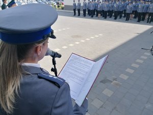 Zdjęcia przedstawiają umundurowanych policjantów i zaproszonych gości podczas Miejskich obchodów Święta Policji w Dąbrowie Górniczej.