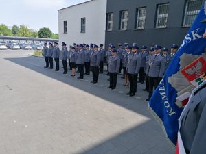 Zdjęcia przedstawiają umundurowanych policjantów i zaproszonych gości podczas Miejskich obchodów Święta Policji w Dąbrowie Górniczej.