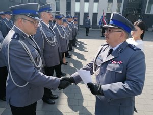 Zdjęcia przedstawiają umundurowanych policjantów i zaproszonych gości podczas Miejskich obchodów Święta Policji w Dąbrowie Górniczej.