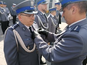 Zdjęcia przedstawiają umundurowanych policjantów i zaproszonych gości podczas Miejskich obchodów Święta Policji w Dąbrowie Górniczej.