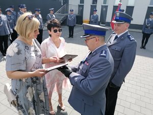 Zdjęcia przedstawiają umundurowanych policjantów i zaproszonych gości podczas Miejskich obchodów Święta Policji w Dąbrowie Górniczej.