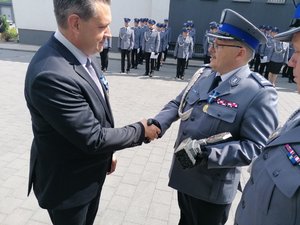 Zdjęcia przedstawiają umundurowanych policjantów i zaproszonych gości podczas Miejskich obchodów Święta Policji w Dąbrowie Górniczej.