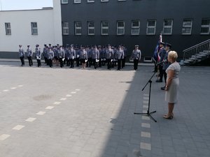 Zdjęcia przedstawiają umundurowanych policjantów i zaproszonych gości podczas Miejskich obchodów Święta Policji w Dąbrowie Górniczej.