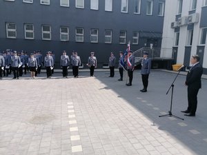 Zdjęcia przedstawiają umundurowanych policjantów i zaproszonych gości podczas Miejskich obchodów Święta Policji w Dąbrowie Górniczej.