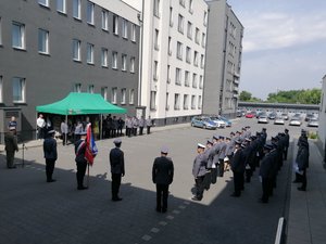 Zdjęcia przedstawiają umundurowanych policjantów i zaproszonych gości podczas Miejskich obchodów Święta Policji w Dąbrowie Górniczej.