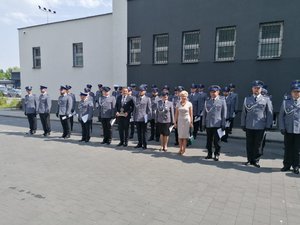 Zdjęcia przedstawiają umundurowanych policjantów i zaproszonych gości podczas Miejskich obchodów Święta Policji w Dąbrowie Górniczej.