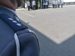 Zdjęcia przedstawiają umundurowanych policjantów i zaproszonych gości podczas Miejskich obchodów Święta Policji w Dąbrowie Górniczej.