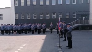 Zdjęcia przedstawiają umundurowanych policjantów i zaproszonych gości podczas Miejskich obchodów Święta Policji w Dąbrowie Górniczej.