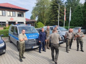 Policjanci wraz z funkcjonariuszami straży leśnej