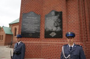 Policjanci pod tablicą pamiątkową