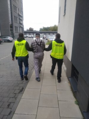 Policjanci prowadzący zatrzymanego