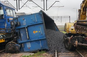 Wysypany ładunek z przewróconego wagonu