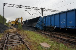 Koparka rozładowująca koks z wagonu