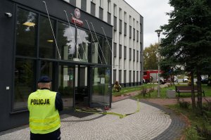 Policjanci zabezpieczający komendę